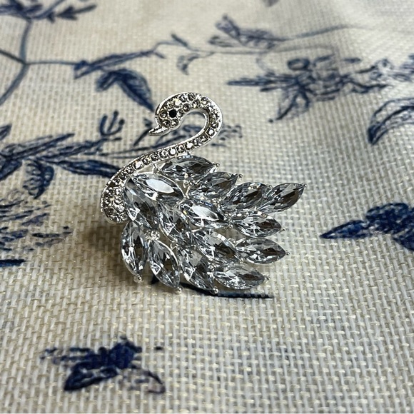 Noble Swan Statement Brooch - Picture 8 of 9